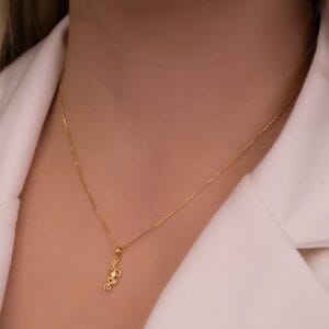 COLAR COM PINGENTE ESCRITO LOVE COM ZIRCÔNIA.
