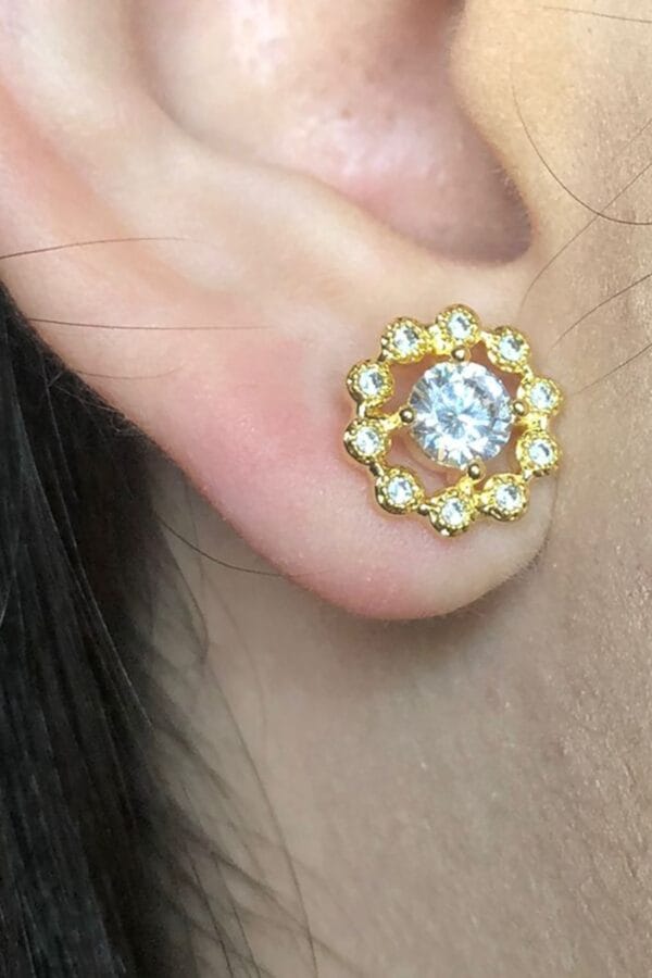 Brinco Formato Flor com Mini Zircônias Banhado em Ouro 18k (BR0153) - Image 2