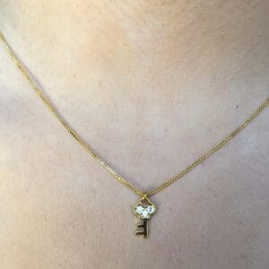 Colar com Pingente Pequeno de Chave Banhado em Ouro 18k (CL0027)