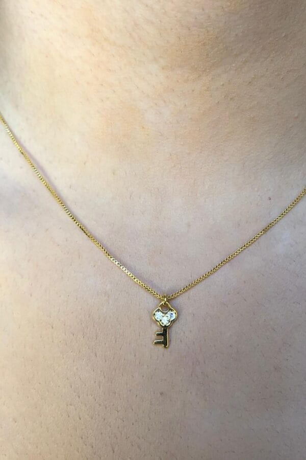 Colar com Pingente Pequeno de Chave Banhado em Ouro 18k (CL0027)