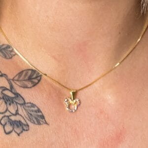 Colar Com Pingente Do Mickey De Zircônia Colorida Banhado em Ouro 18k (CL0140)
